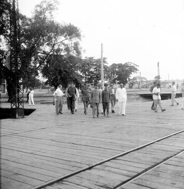 1955年5月15日，法国最后的士兵上船撤出海防。图自越通社