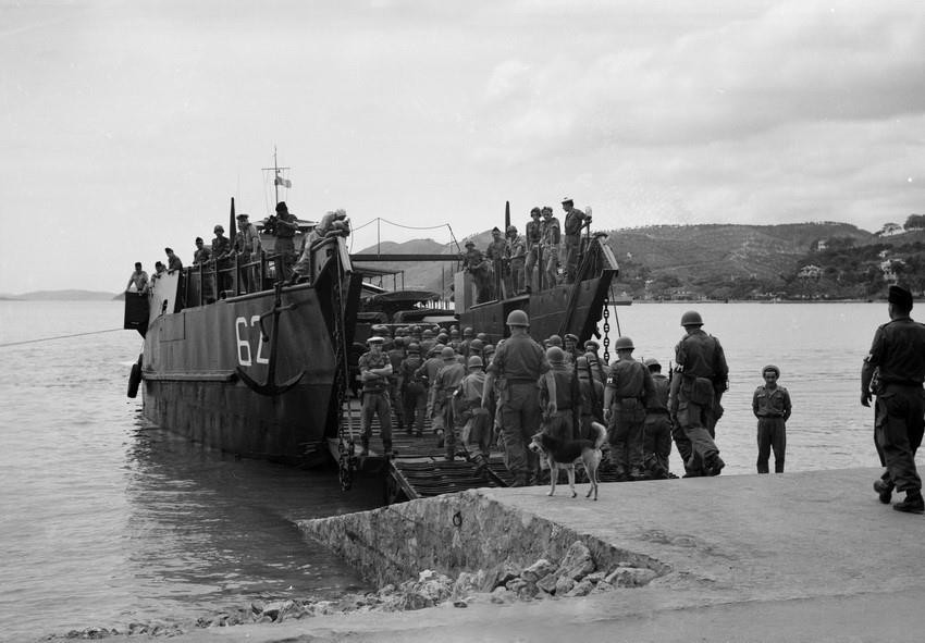 1955年4月24日中午12时，法国最后一名远征军士兵上船撤出鸿基，实施日内瓦协定中的各项条款。图自越通社