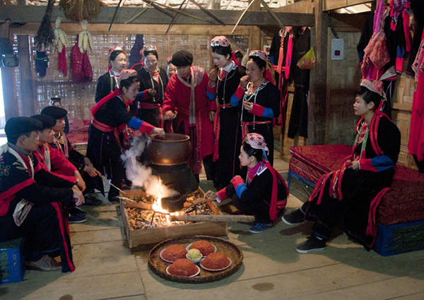 广宁省横葡县瑶族同胞举行仪式祈求丰收。（图片来源：人民报网）