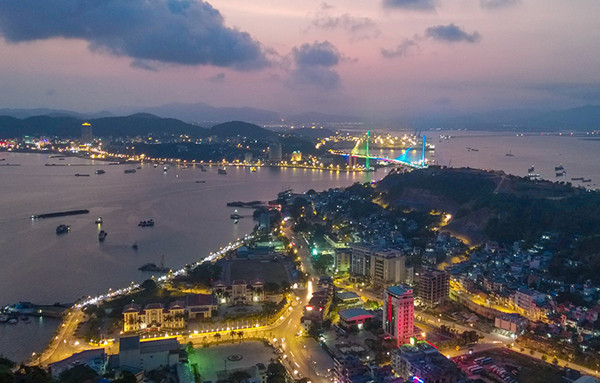 夜晚的下龙市。（图片来源：人民报网）