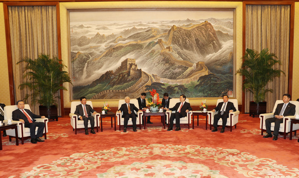 阮富仲总书记会（左三）见中国全国人大常委会委员长张德江。（图片来源：越通社）