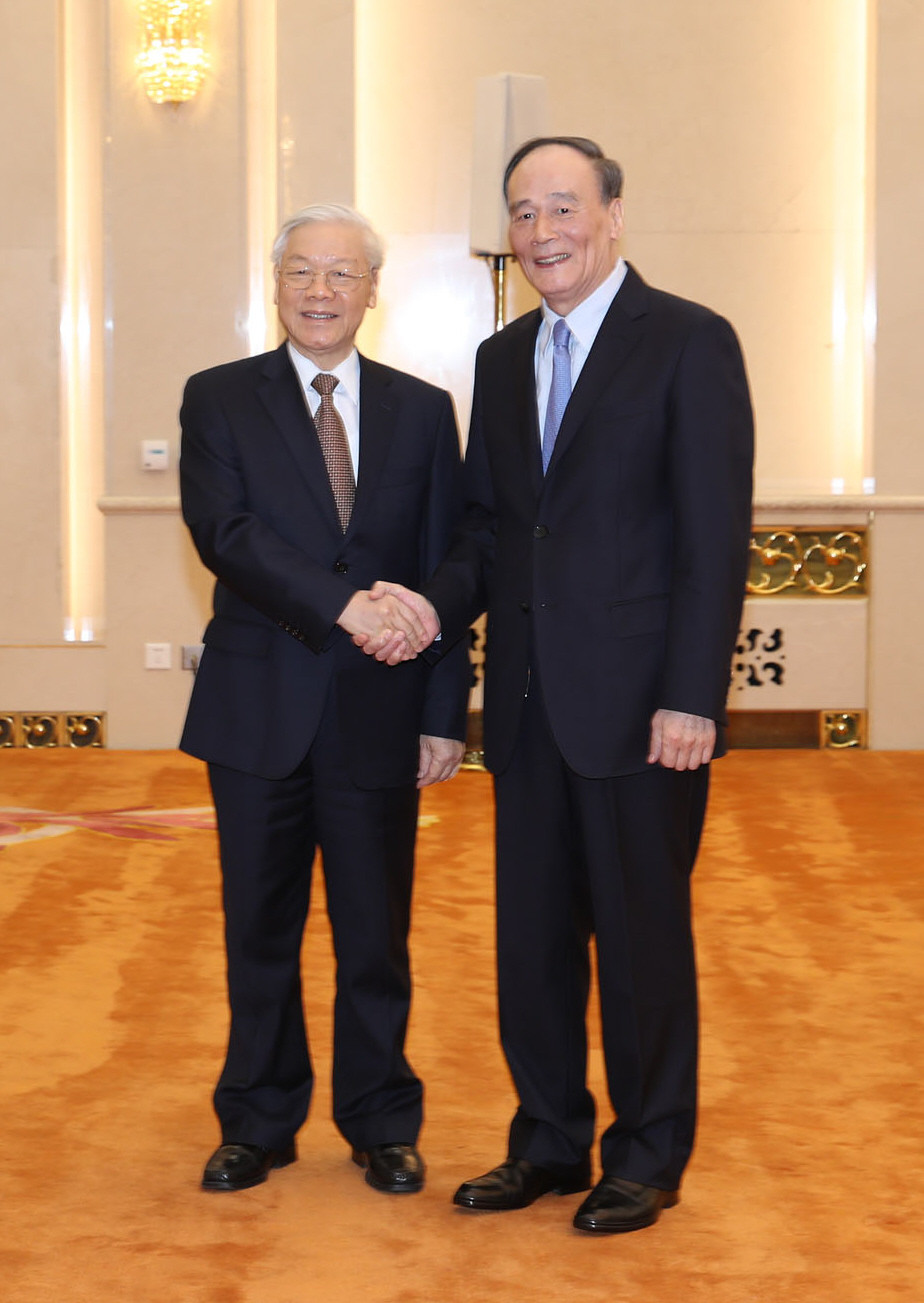 阮富仲总书记（左）会见中共中央纪律检查委员会书记王岐山。（图片来源：越通社）