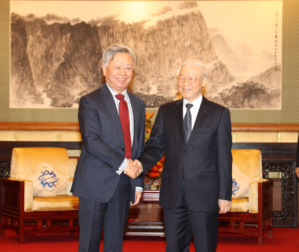 ​越共中央总书记阮富仲与亚洲基础设施投资银行行长金立群合影（图片来源：越通社）