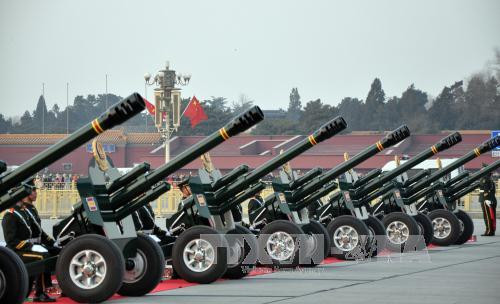 中方鸣放21响礼炮，欢迎阮富仲总书记一行访华（图片来源：越通社）