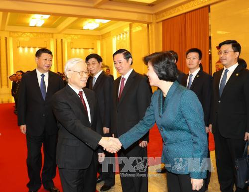 越共中央总书记阮富仲与中国高级代表团握手（图片来源：越通社）