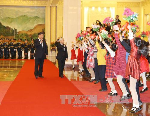 中国儿童们欢迎阮富仲访华（图片来源：越通社）