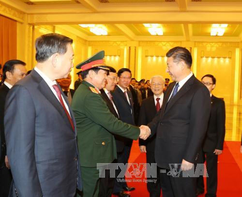 中共中央总书记、国家主席习近平与越南高级代表团成员握手（图片来源：越通社）