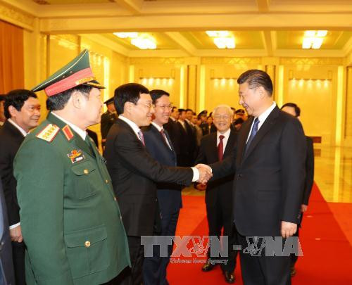 ​中共中央总书记、国家主席习近平与越南高级代表团成员握手（图片来源：越通社）