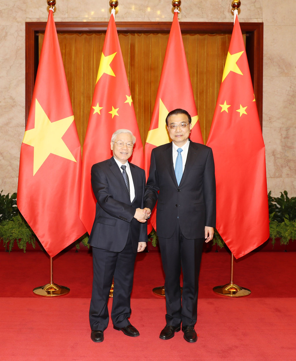 阮富仲总书记（左）会见中国国务院总理李克强。（图片来源：越通社）