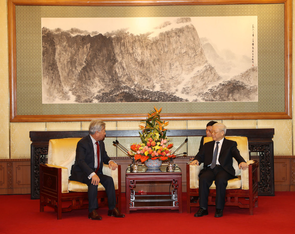 ​越共中央总书记阮富仲​会见亚洲基础设施投资银行行长金立群​（图片来源：越通社）