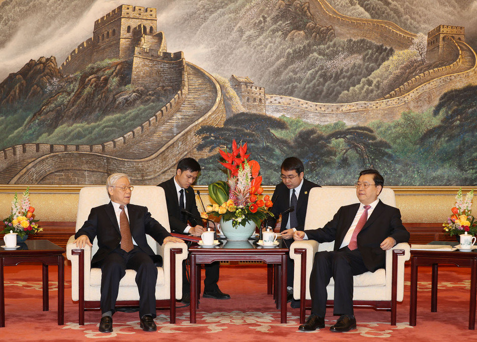 阮富仲总书记（左）会见中国全国人大常委会委员长张德江。（图片来源：越通社）