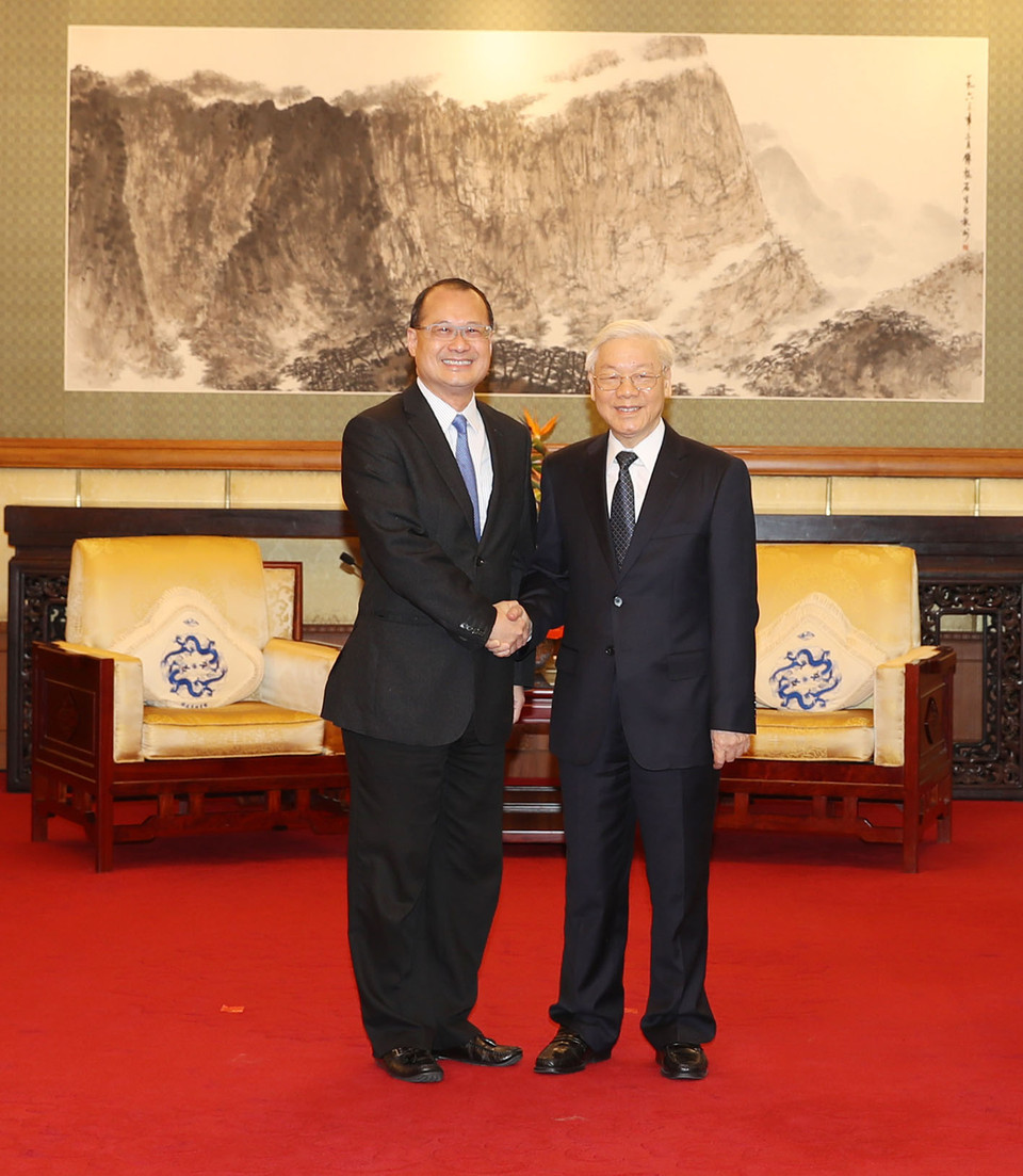 越共中央总书记阮富仲与中国香港新华集团董事会主席蔡冠深​​合影（图片来源：越通社）