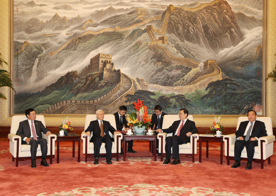 阮富仲总书记（左二）会见中国全国人大常委会委员长张德江。（图片来源：越通社）