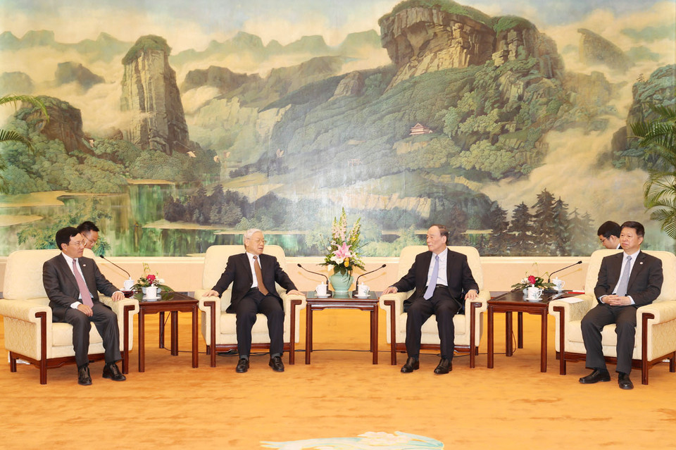 阮富仲总书记（左二）会见中共中央纪律检查委员会书记王岐山。（图片来源：越通社）