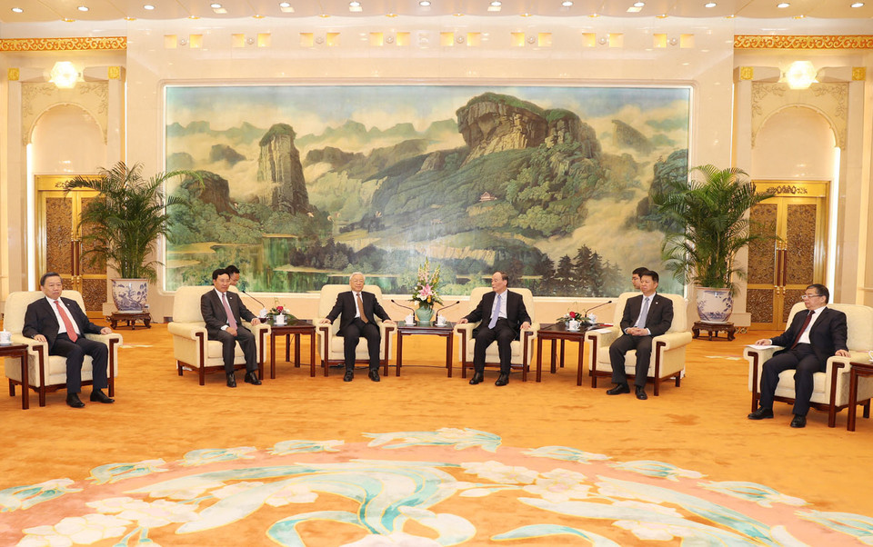 阮富仲总书记（左三）会见中共中央纪律检查委员会书记王岐山。（图片来源：越通社）