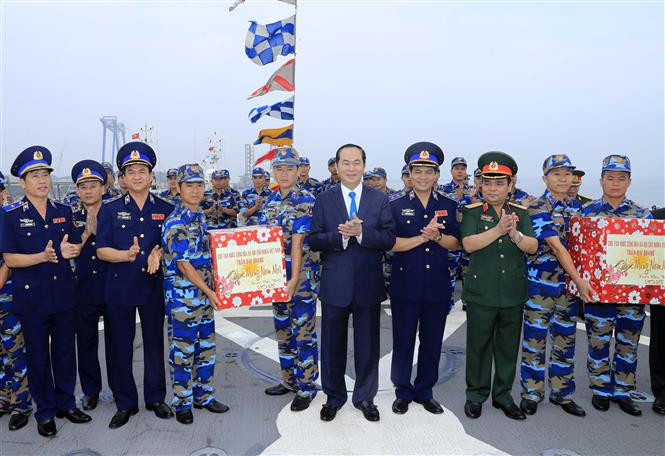 陈大光向汉密尔顿海岸警卫队干部战士们送上春节慰问品。（图片来源：越通社）