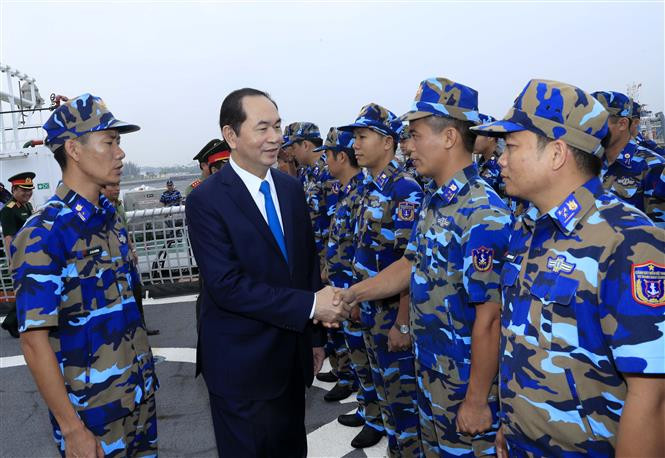 陈大光与汉密尔顿海岸警卫队的干部战士们。越通社记者 颜创 摄