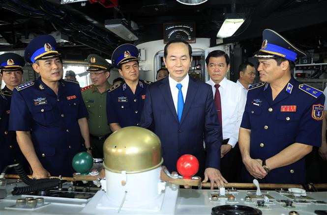 陈大光登上汉密尔顿级巡逻舰参观。越通社记者 颜创 摄