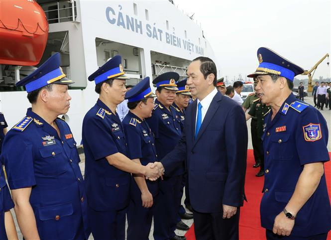 陈大光与海警第三区司令部干部战士们。越通社记者 颜创 摄