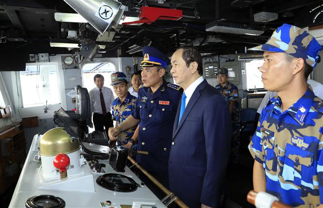 陈大光登上汉密尔顿级巡逻舰参观。越通社记者 颜创 摄