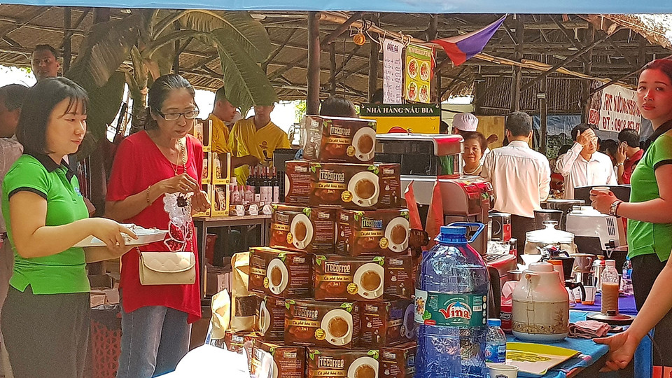 游客参观东欧各国美食展的展位。越通社记者 世英 摄