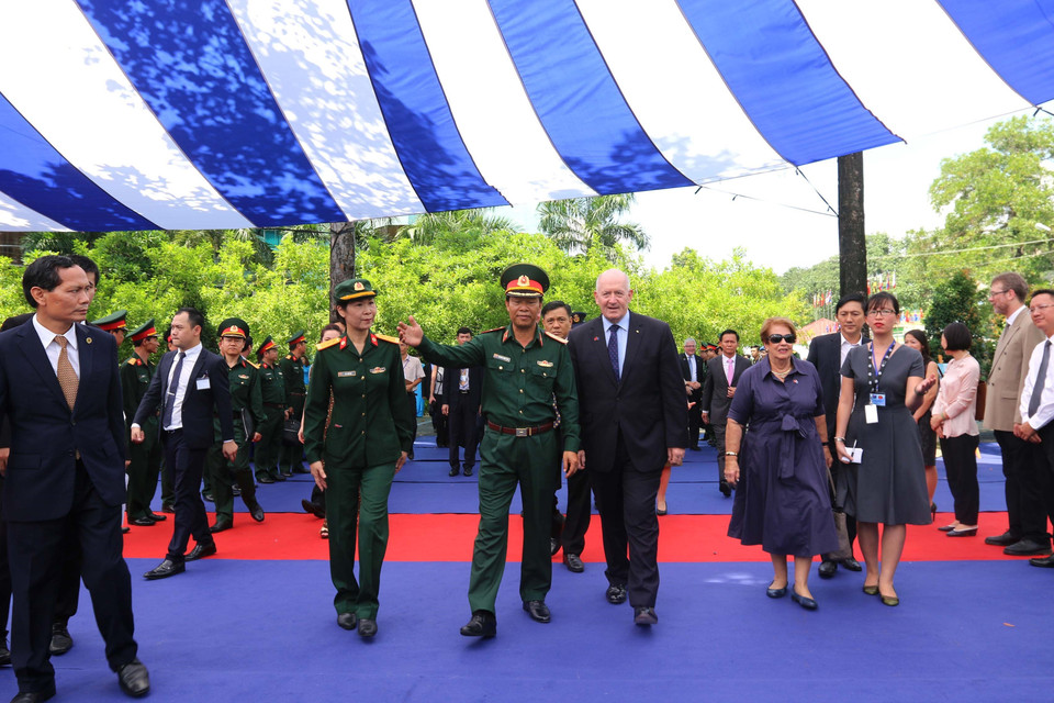 澳大利亚总督彼得·科斯格罗夫走访了一号二级野战医院。越通社记者 青武 摄