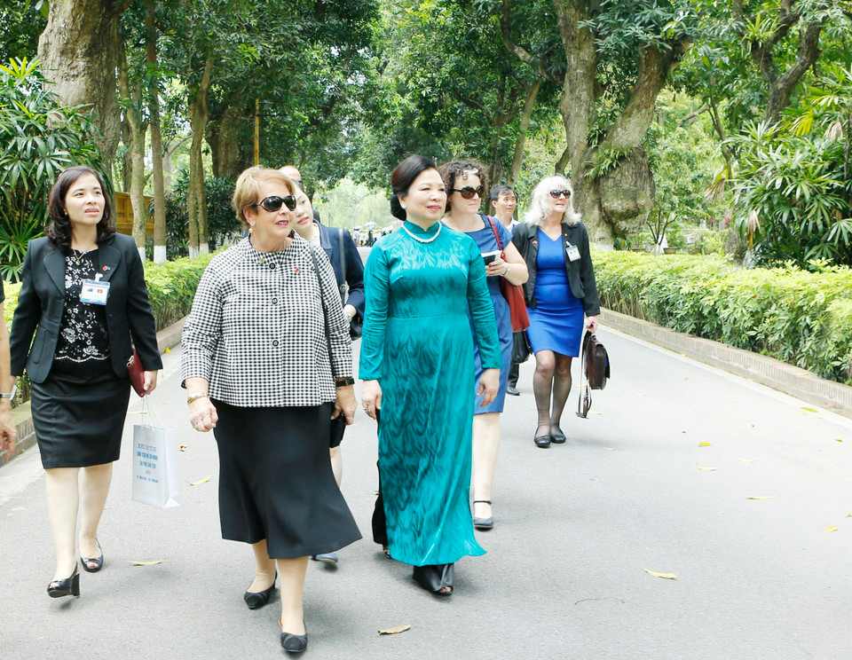 林恩·科斯格罗夫夫人同阮氏贤夫人一起参观胡志明主席遗迹区。越通社记者 林庆 摄