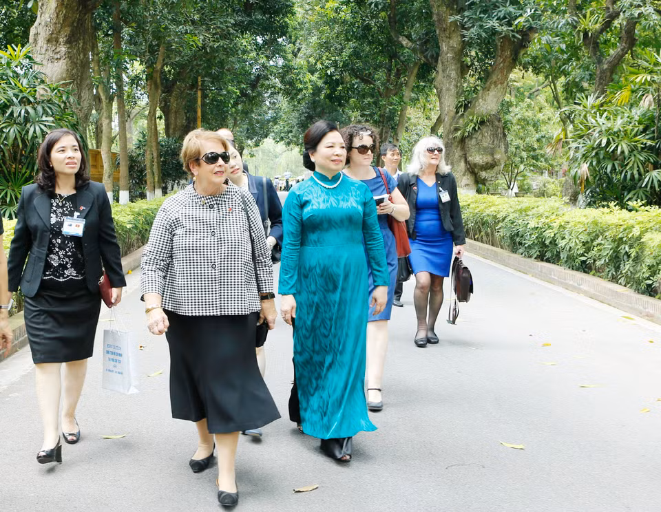 林恩·科斯格罗夫夫人同阮氏贤夫人一起参观胡志明主席遗迹区。越通社记者 林庆 摄