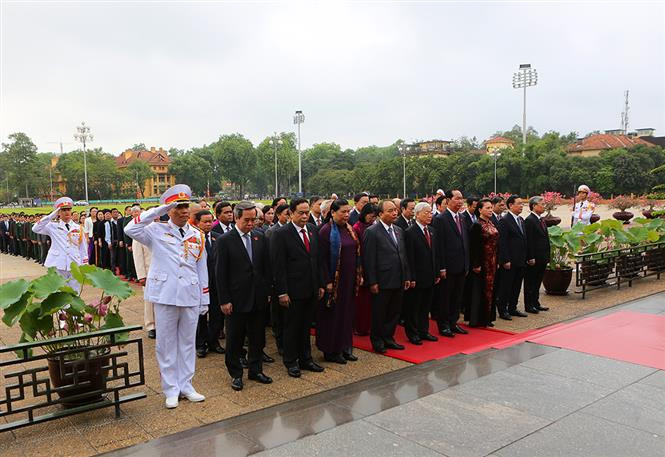 越南党和国家领导人拜谒胡志明主席陵墓。越通社记者 阳江 摄