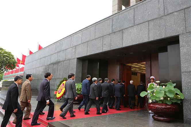 越南党和国家领导人拜谒胡志明主席陵墓。越通社记者 阳江 摄