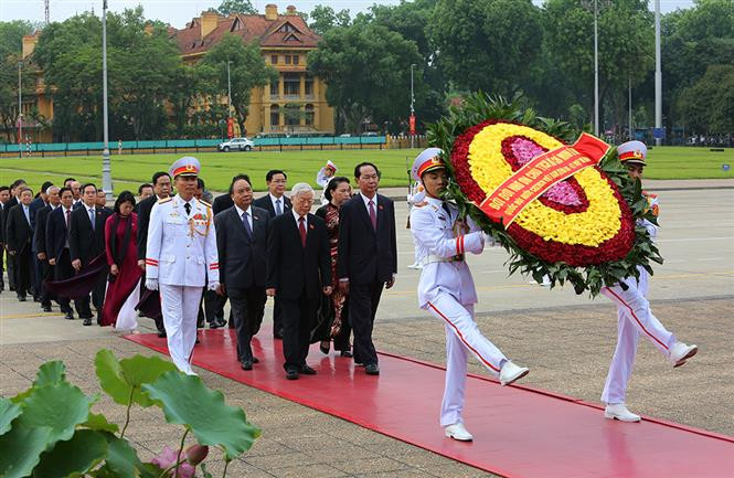 越南党和国家领导人拜谒胡志明主席陵墓。越通社记者 阳江 摄
