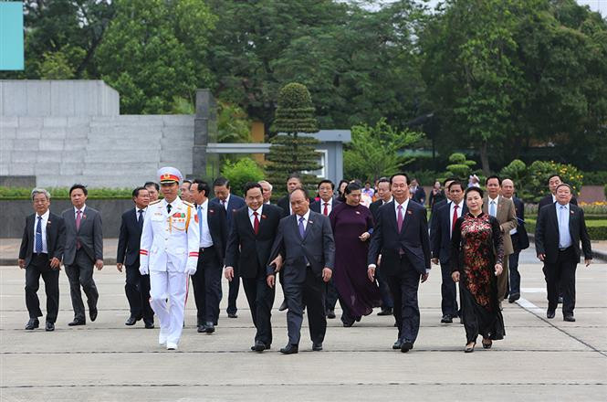 越南党和国家领导人拜谒胡志明主席陵墓。越通社记者 阳江 摄