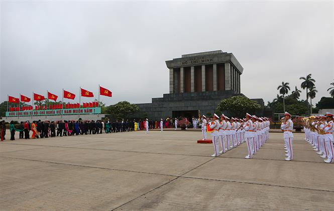 越南党和国家领导人拜谒胡志明主席陵墓。越通社记者 阳江 摄