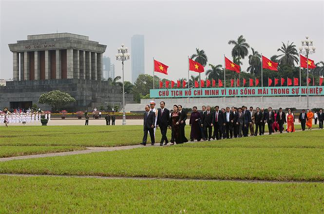 越南党和国家领导人拜谒胡志明主席陵墓。越通社记者 阳江 摄