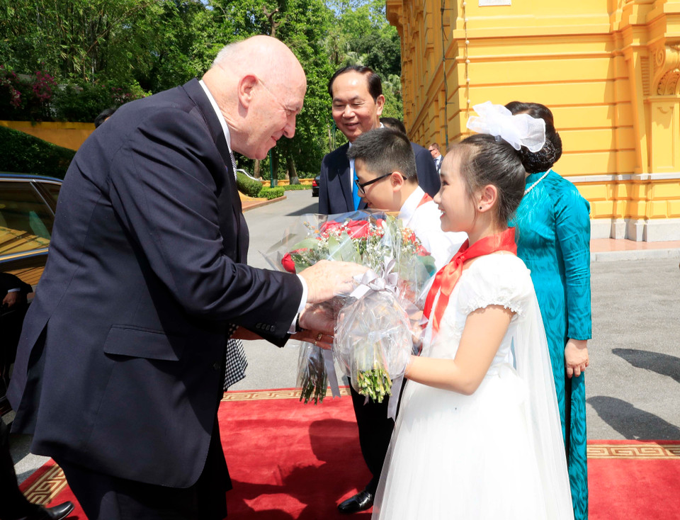 河内市儿童向澳大利亚总督彼得•科斯格罗夫和夫人赠送鲜花。越通社记者 颜创 摄