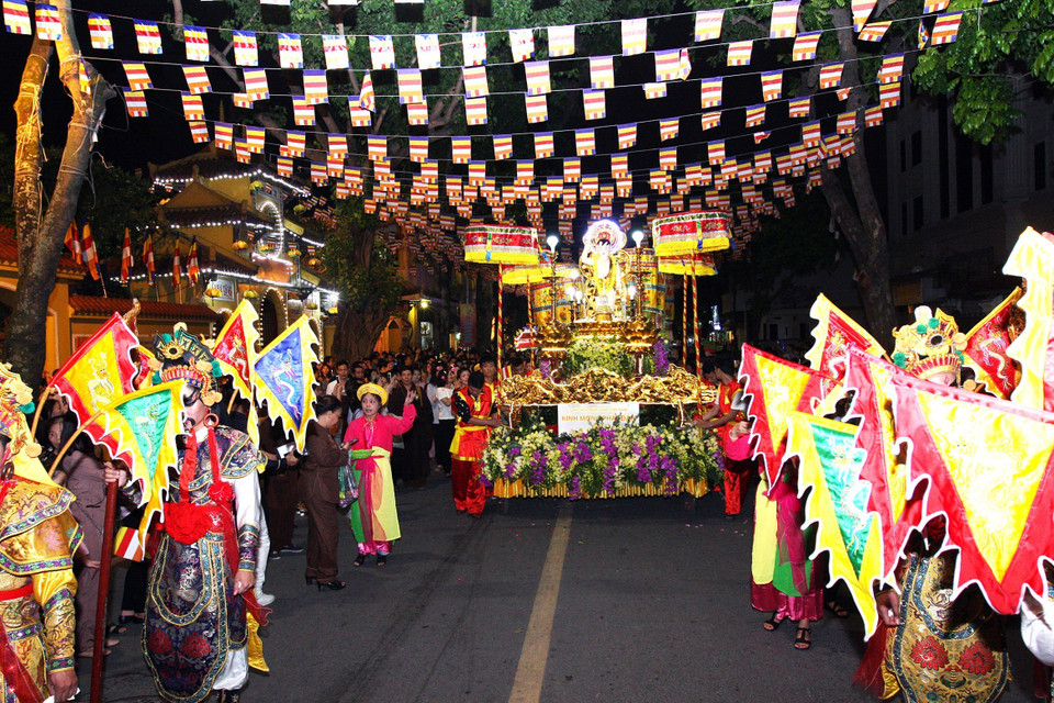 佛顶骨舍利巡游吸引众多佛教信徒参加。越通社记者 阮民 摄