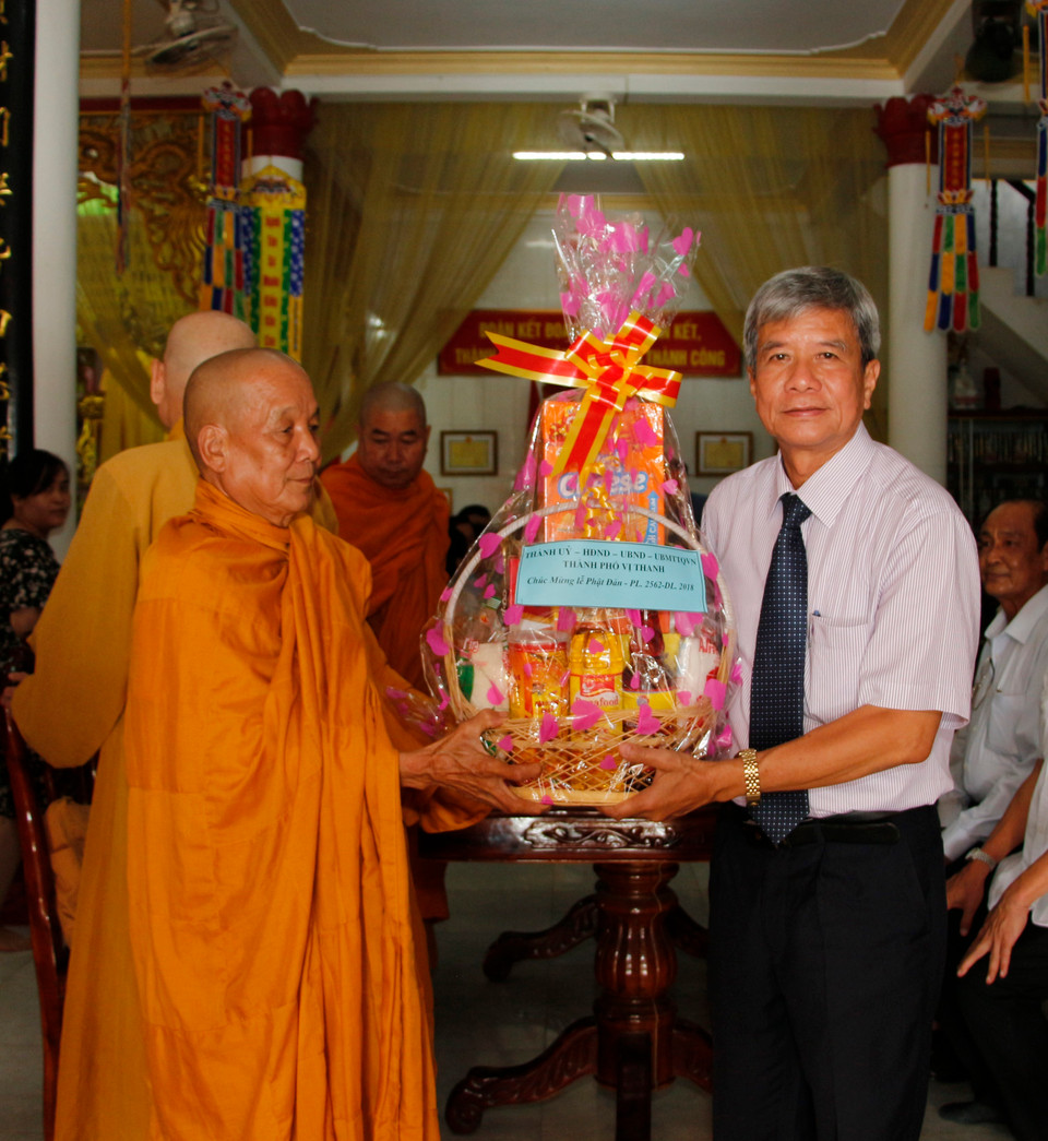 后江省委领导向越南佛教协会治事委员会后江省分会送上慰问品。（图片来源：越通社）