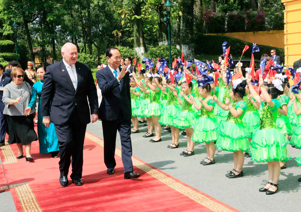 河内市儿童挥舞着两国国旗欢迎澳大利亚总督彼得•科斯格罗夫和夫人来访。越通社记者 颜创 摄