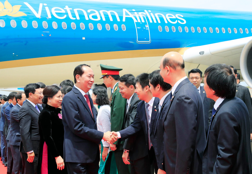 越南国家主席陈大光携夫人一行抵达日本东京羽田机场，越南驻日本大使馆工作人员、旅日越南人和留学生来到机场迎接陈大光一行。越通社记者 颜创 摄