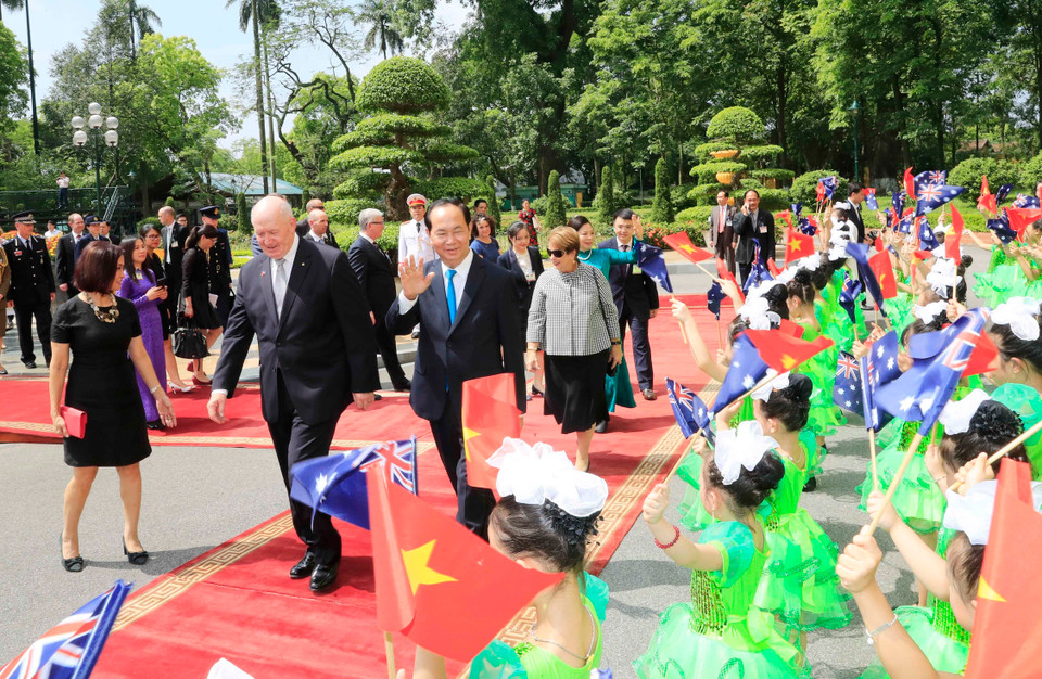 河内市儿童挥舞着两国国旗欢迎澳大利亚总督彼得•科斯格罗夫和夫人来访。越通社记者 颜创 摄