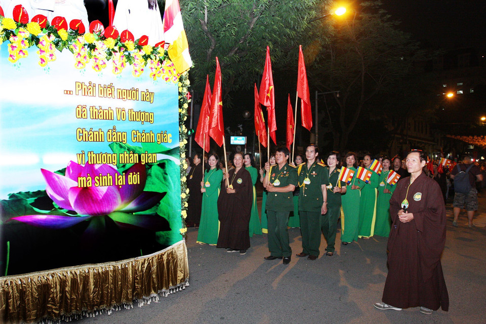 佛顶骨舍利巡游吸引众多佛教教徒参加。越通社记者 阮民 摄