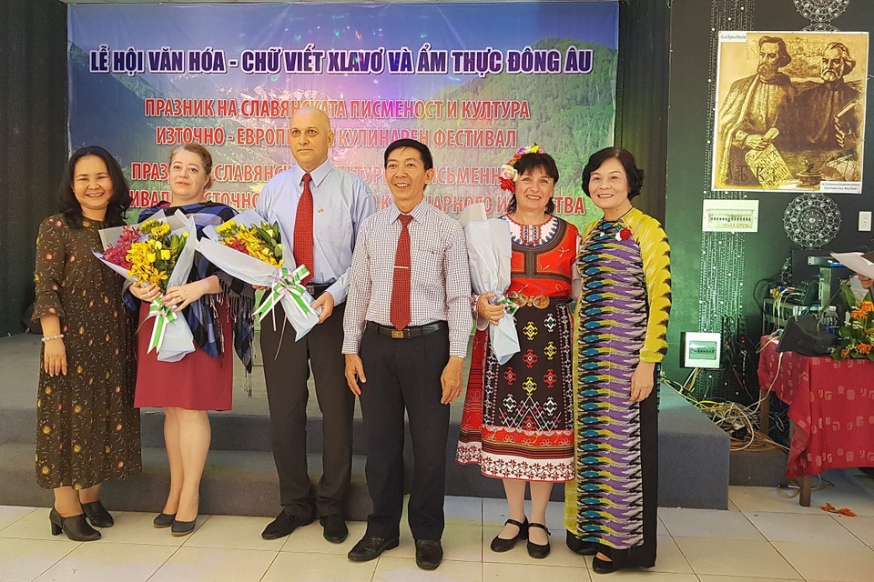 组委会向俄罗斯驻胡志明市总领事和保加利亚驻胡志明市大使馆商务参赞送上鲜花。越通社记者 世英 摄