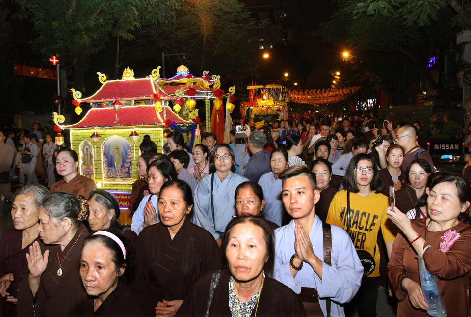 佛顶骨舍利巡游吸引众多佛教信徒参加。越通社记者 阮民 摄