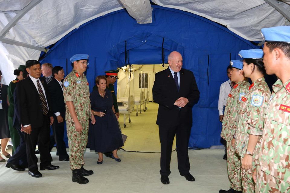 澳大利亚总督彼得·科斯格罗夫与战士们交谈。越通社记者 青武 摄