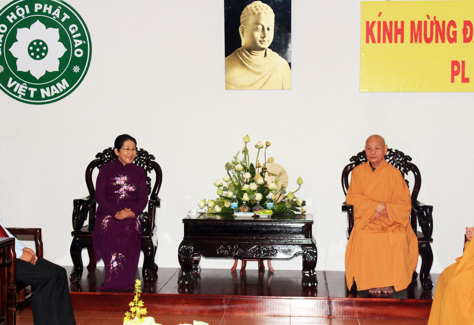 胡志明市市委副书记武氏容和越南佛教协会治事委员会主席释善仁和尚。（图片来源：越通社）