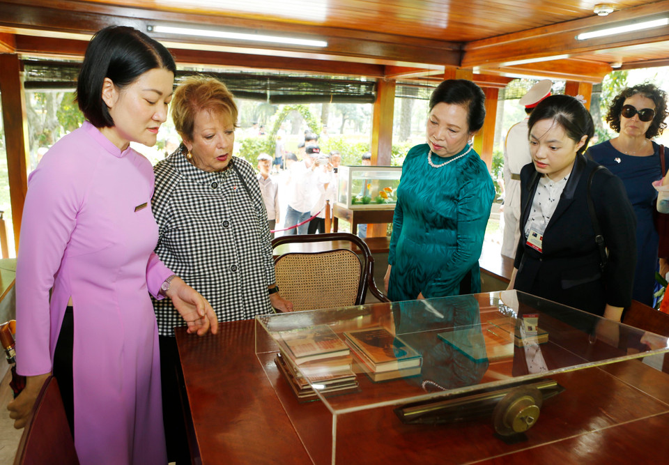 林恩·科斯格罗夫夫人同阮氏贤夫人一起参观胡志明主席遗迹区。越通社记者 林庆 摄