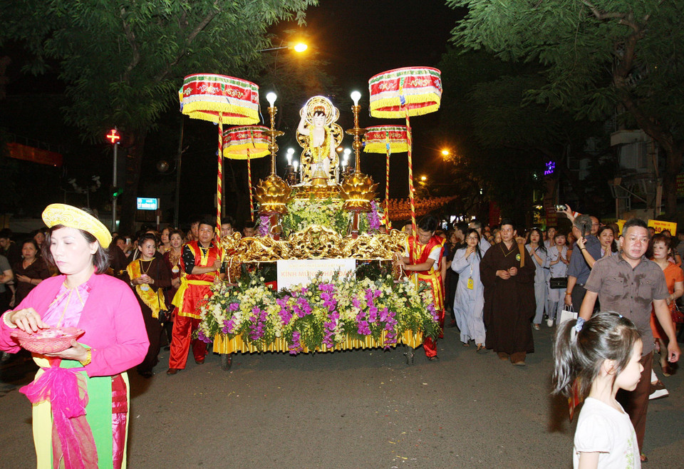 佛顶骨舍利巡游吸引众多佛教信徒参加。越通社记者 阮民 摄