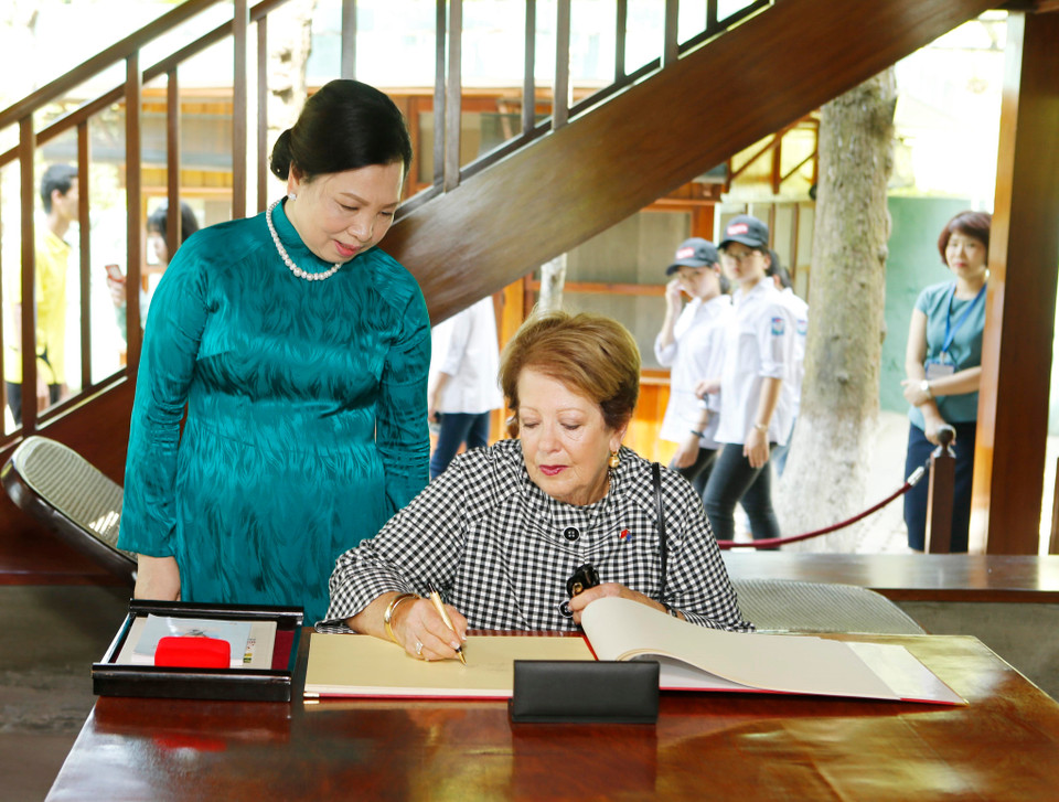 林恩·科斯格罗夫夫人同阮氏贤夫人一起参观胡志明主席遗迹区。越通社记者 林庆 摄