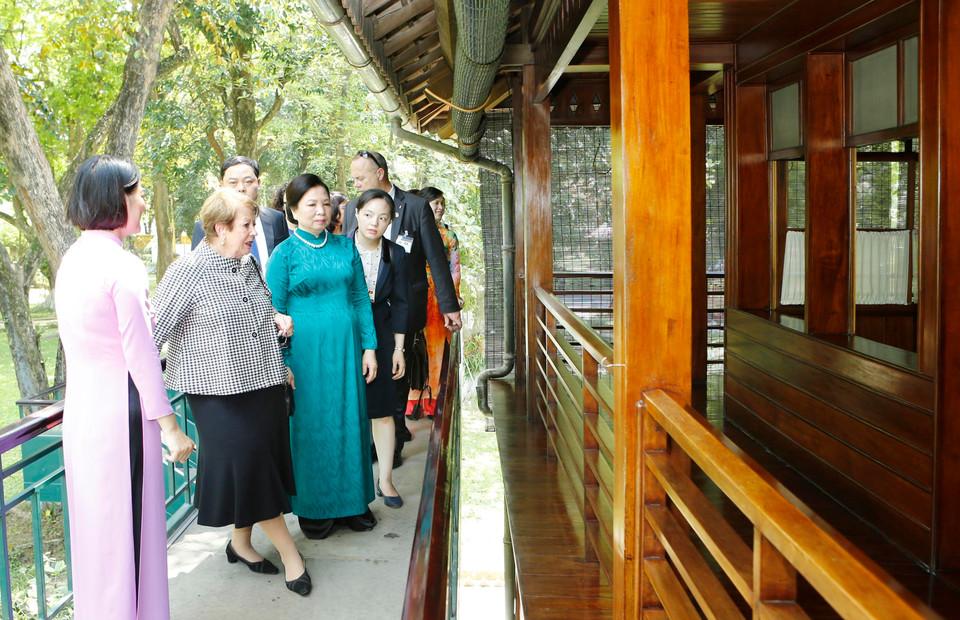 林恩·科斯格罗夫夫人同阮氏贤夫人一起参观胡志明主席遗迹区。越通社记者 林庆 摄