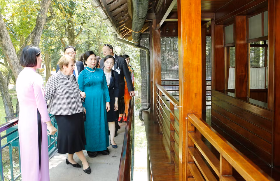 林恩·科斯格罗夫夫人同阮氏贤夫人一起参观胡志明主席遗迹区。越通社记者 林庆 摄